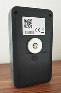 Safecube es un rastreador reutilizable que funciona como una red de Internet de las cosas. Envía pequeñas ráfagas de datos a través de un sistema inalámbrico de eficiencia energética.
