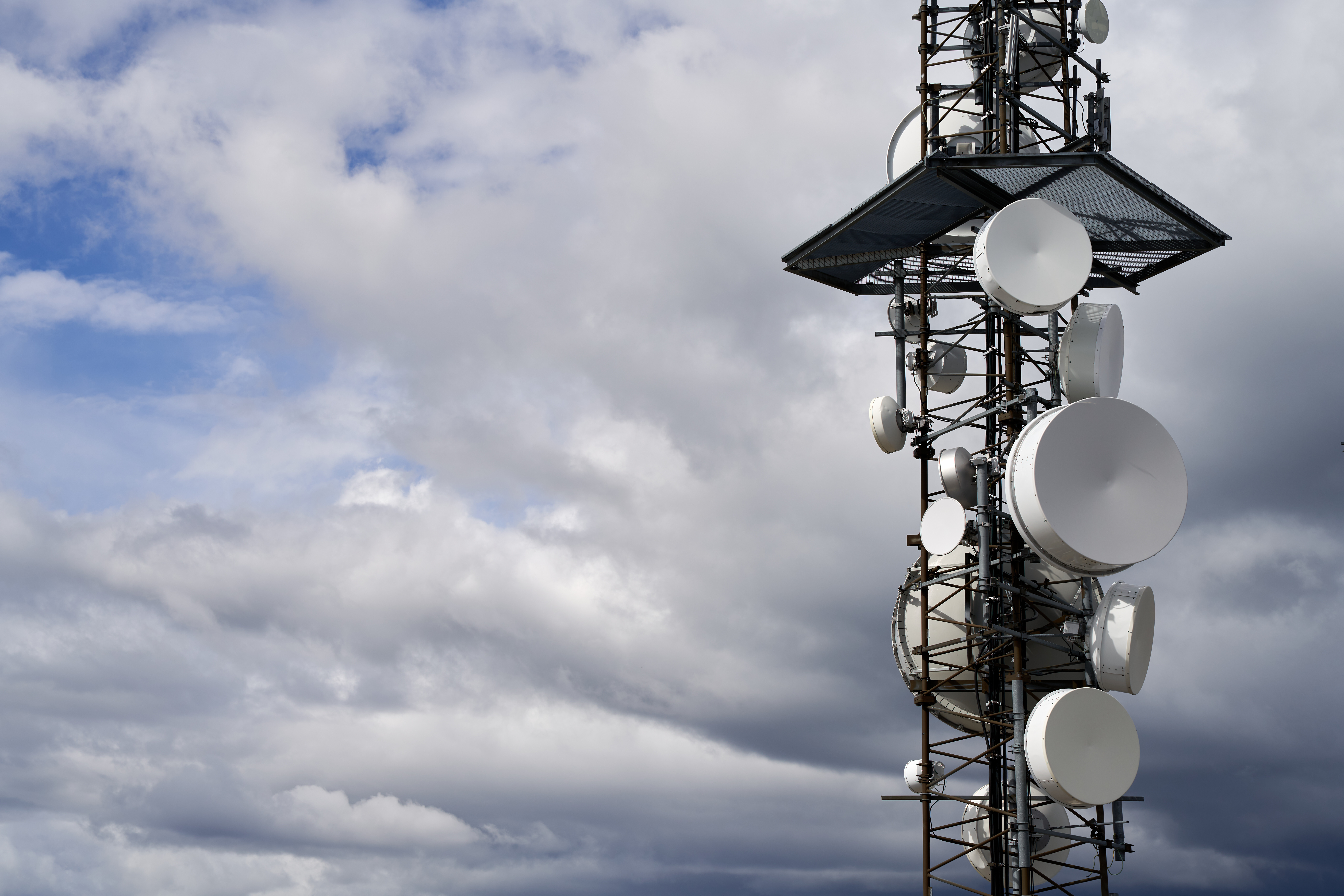 las LPWAN y las redes GSM no son tecnologías contrarias o excluyentes, por el contrario, si bien en determinados casos una será más adecuada que la otra, también se complementan de acuerdo a la complejidad de los proyectos o escenarios.