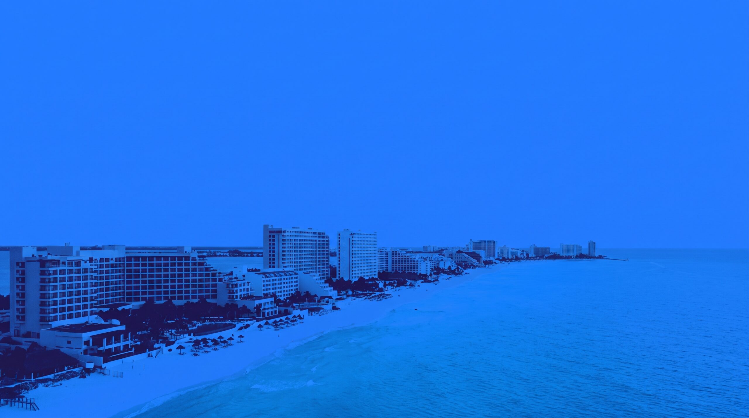 turquoise Caribbean coastline en duotono — cobertura de la red 0G en Cancún