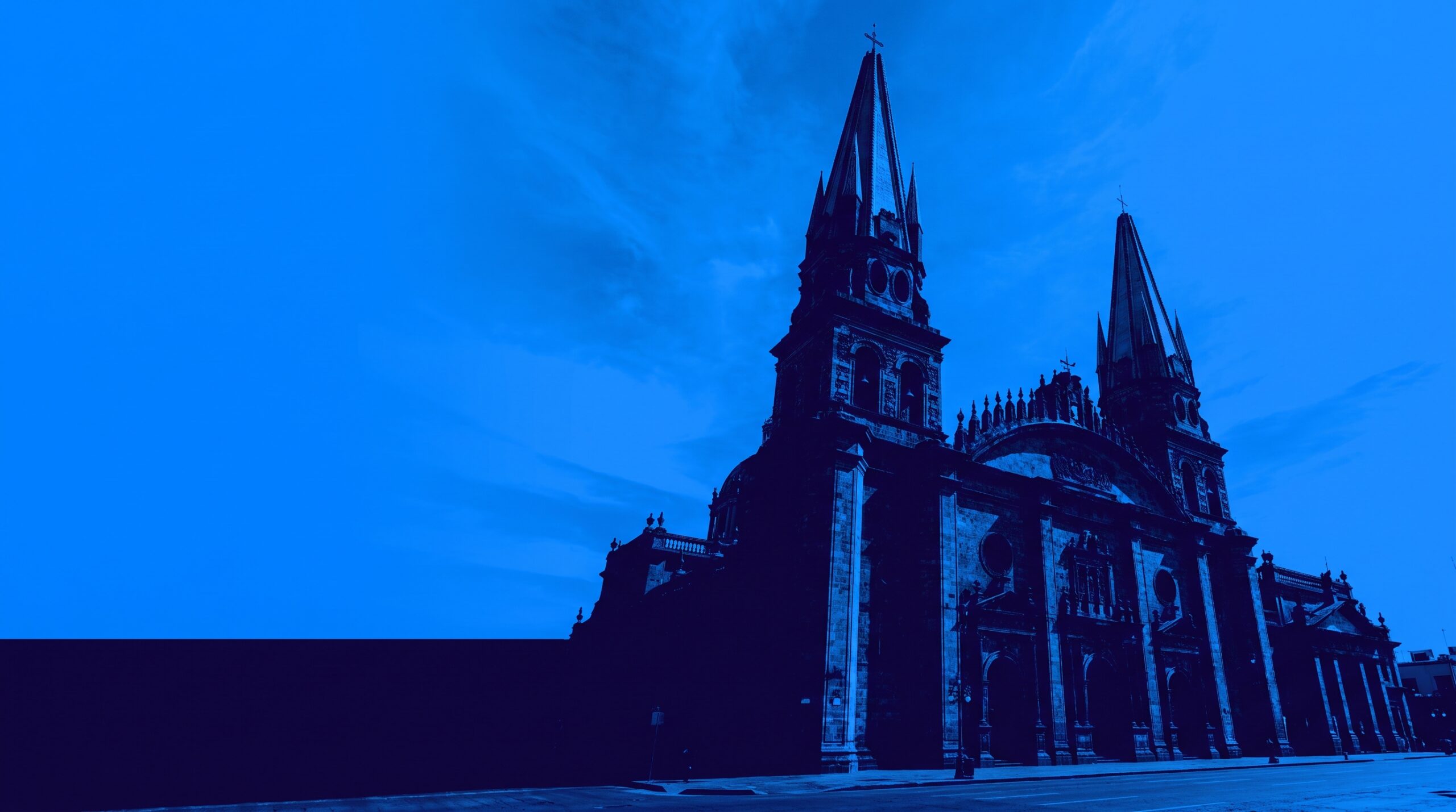 Catedral de Guadalajara (twin yellow neo-gothic spires) en duotono — cobertura de la red 0G en Guadalajara